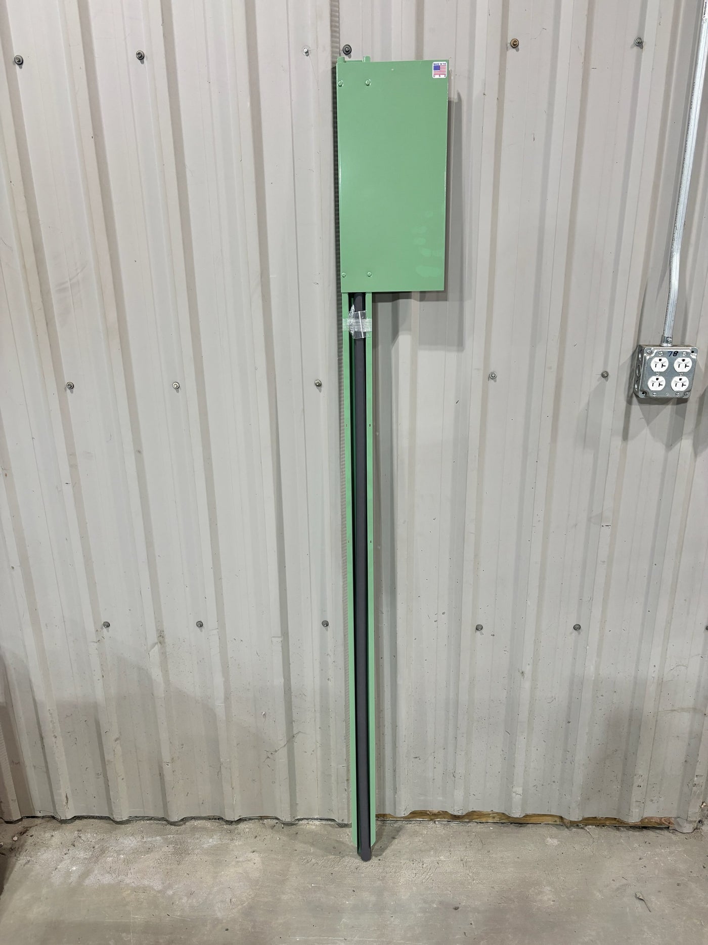 3F-48OP-8x12-GN-L, 48" ONT post Left Mount 8 x 16 Plate (Grn Pwdr Coat)